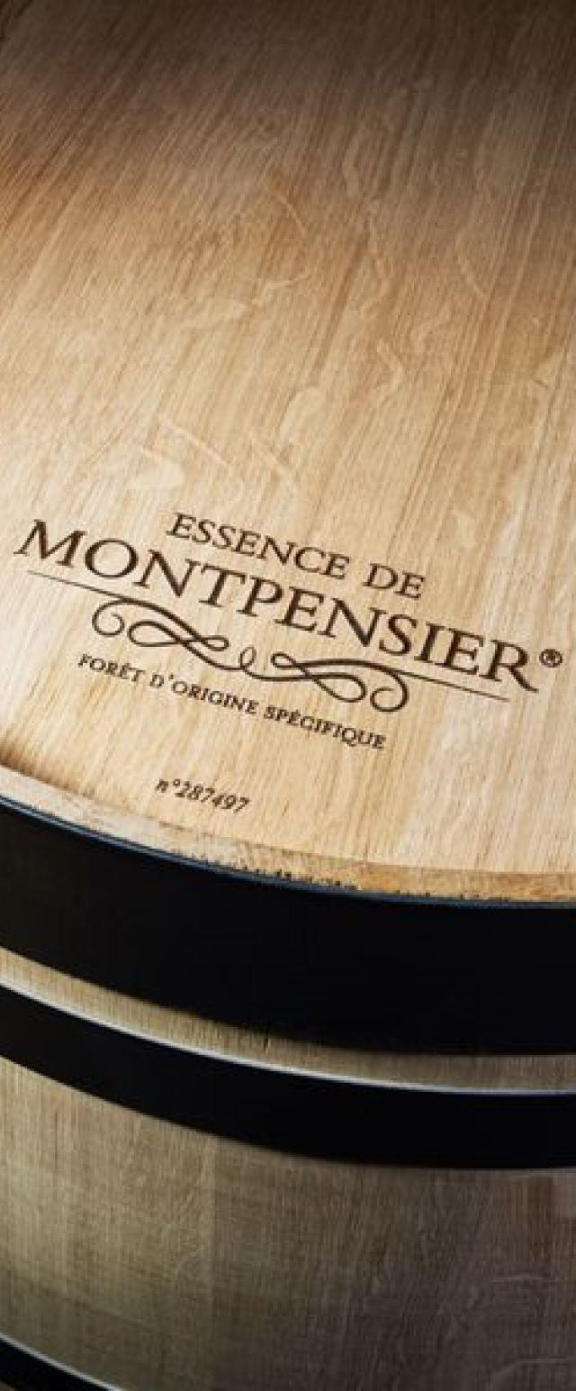 gros plan sur un tonneau en bois avec écrit essence de montpensier@2x